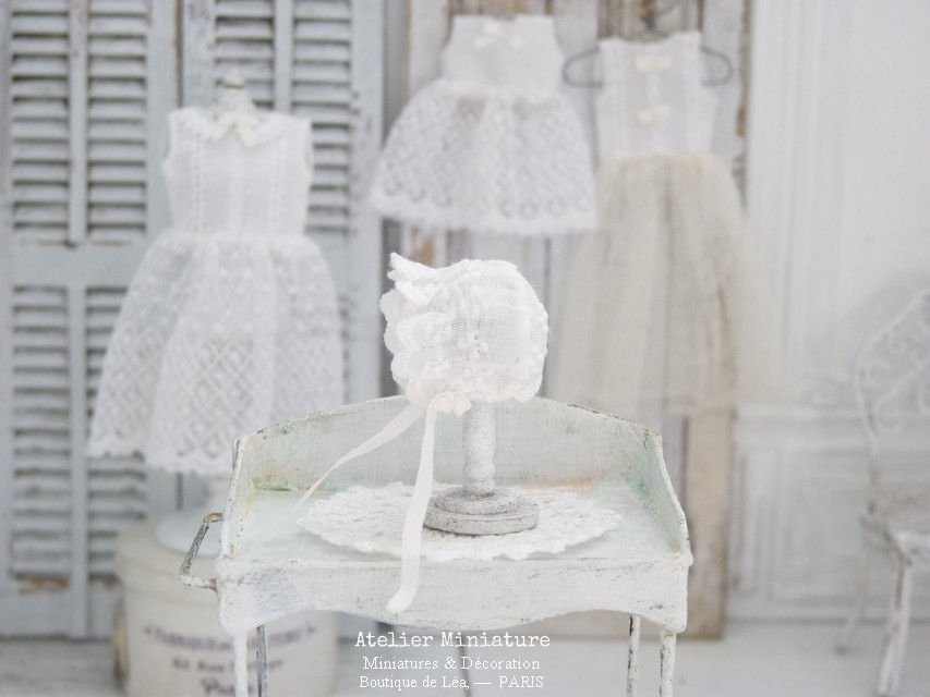 Thumbnail: Bonnet de bébé Miniature + Support, Broderie Anglaise Ancienne, Ruban Blanc