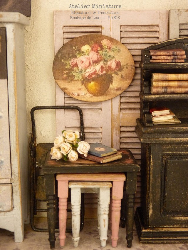 Thumbnail: Panneau Ovale Miniature en Bois, Vase de Roses XIXe, Maison de Poupée 1/12