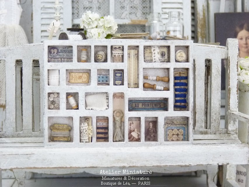 Thumbnail: Casier d'Imprimeur Miniature en Bois, Collection de Mercerie Ancienne