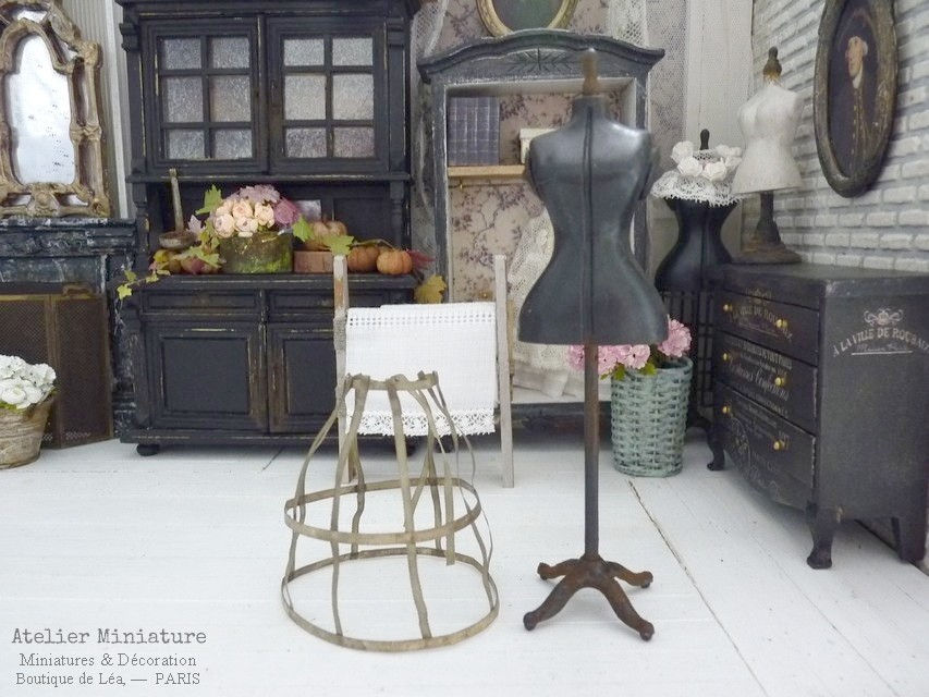 Thumbnail: Crinoline sur Mannequin de couture miniature de style rétro, Échelle 1/12
