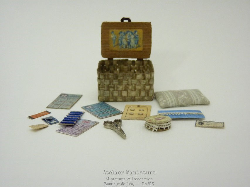Thumbnail: Boîte de Mercerie Ancienne Miniature, Maison de Poupée, Échelle 1/12