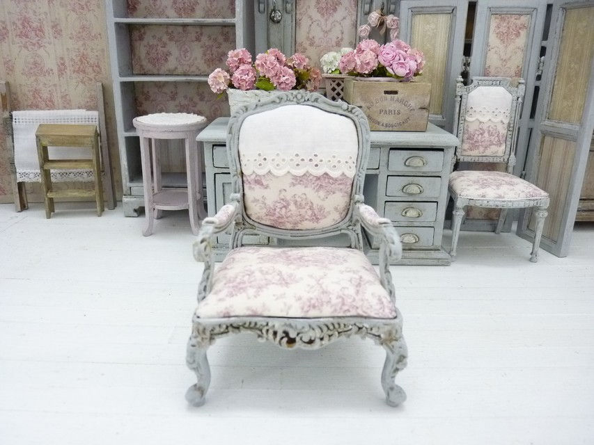 Fauteuil Louis XV, Toile de Jouy Rose Lie de Vin, Broderie Anglaise