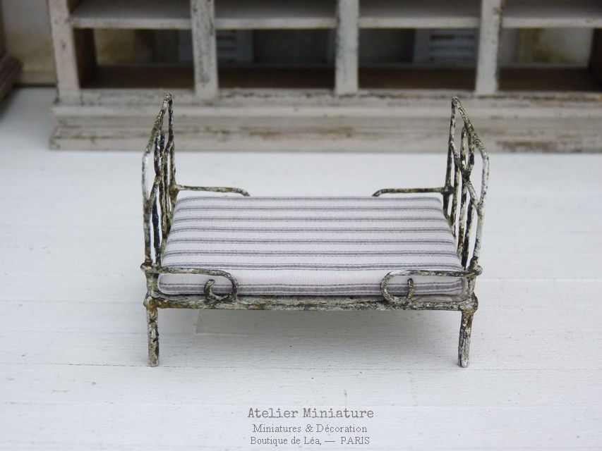 Miniature : Lit Miniature en Métal, Maison de Poupée, Échelle 1/24