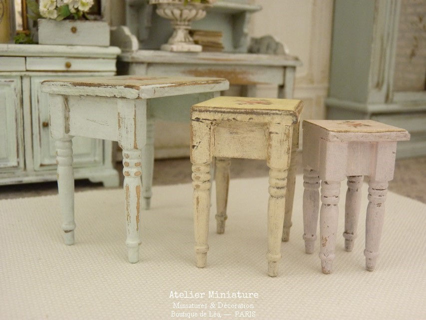 Thumbnail: Trois Tables Gigognes, Mobilier de Maison Miniature à l'Échelle 1/12