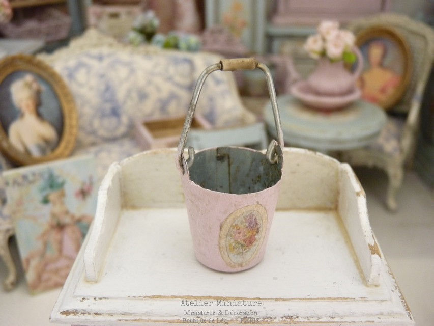 Miniature : Seau Miniature en métal, Peint en Rose, Décor imprimé, Maison de Poupée