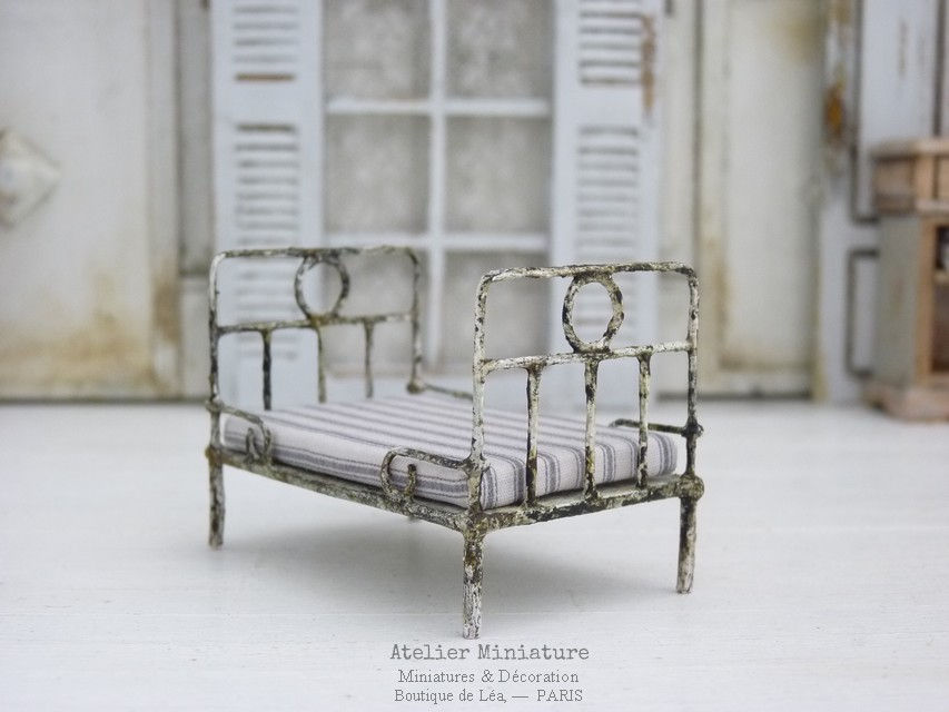 Miniature : Lit Miniature en Métal, Maison de Poupée, Échelle 1/24