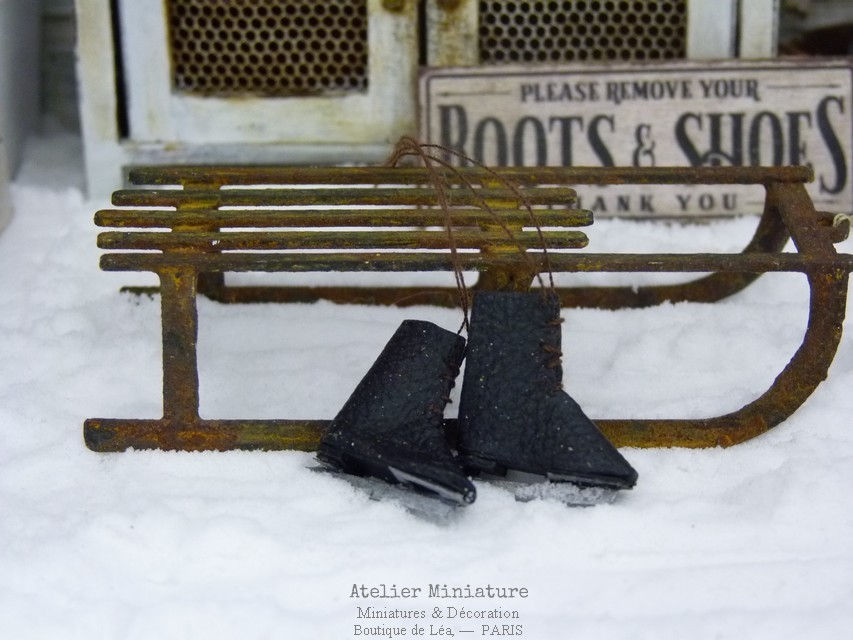 Thumbnail: Bottines Patins à Glace Miniatures, Échelle 1/12, Maison de Poupée