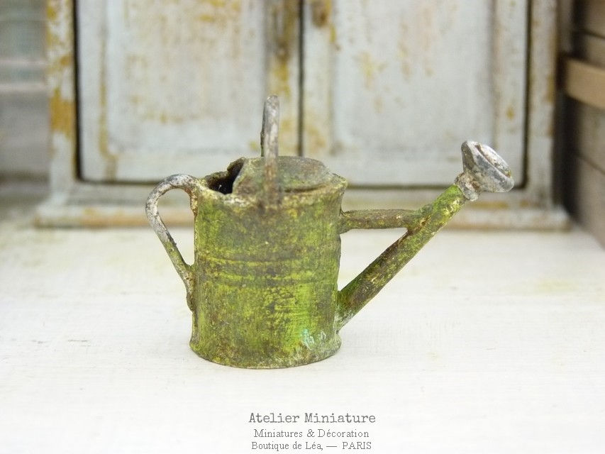 Miniature : Arrosoir Miniature en Métal Vert Rouillé, Échelle 1/12