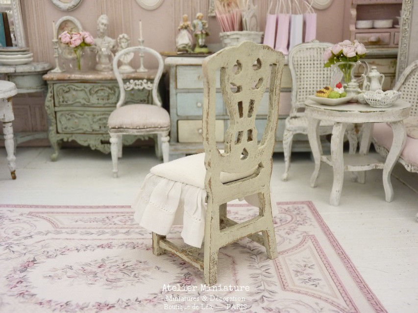 Miniature : Chaise Romantique en Bois, Maison de Poupée, Échelle 1/12