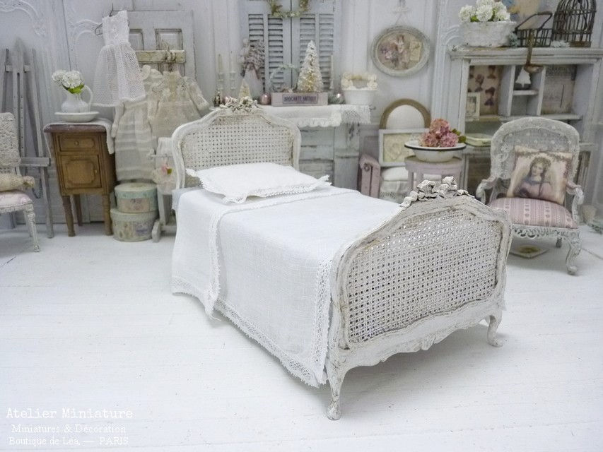 Miniature : Lit Louis XV Miniature en Bois, Maison de Poupée à l'échelle 1/12