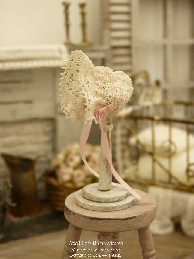 Thumbnail: Support en bois et Bonnet de bébé Miniatures, Ruban de Soie