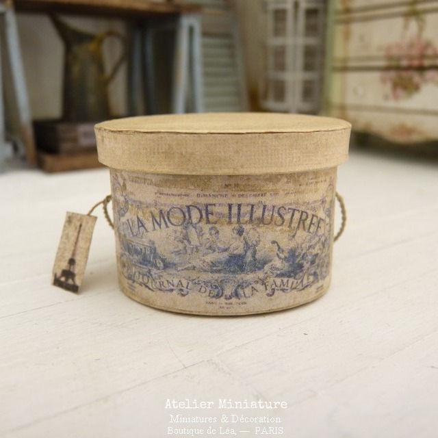 Boîte à Chapeau Ovale Vintage, La Mode Illustrée, Maison de Poupée, 1/12