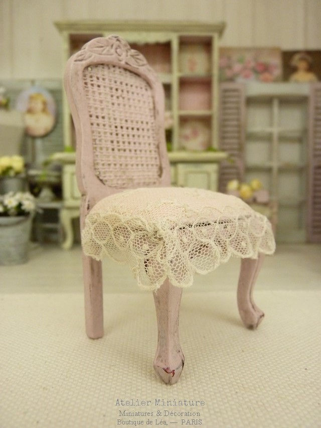 Miniature : Chaise Louis XV, Imitation cannage, Dentelle Ancienne, Shabby Rose, Échelle 1/12