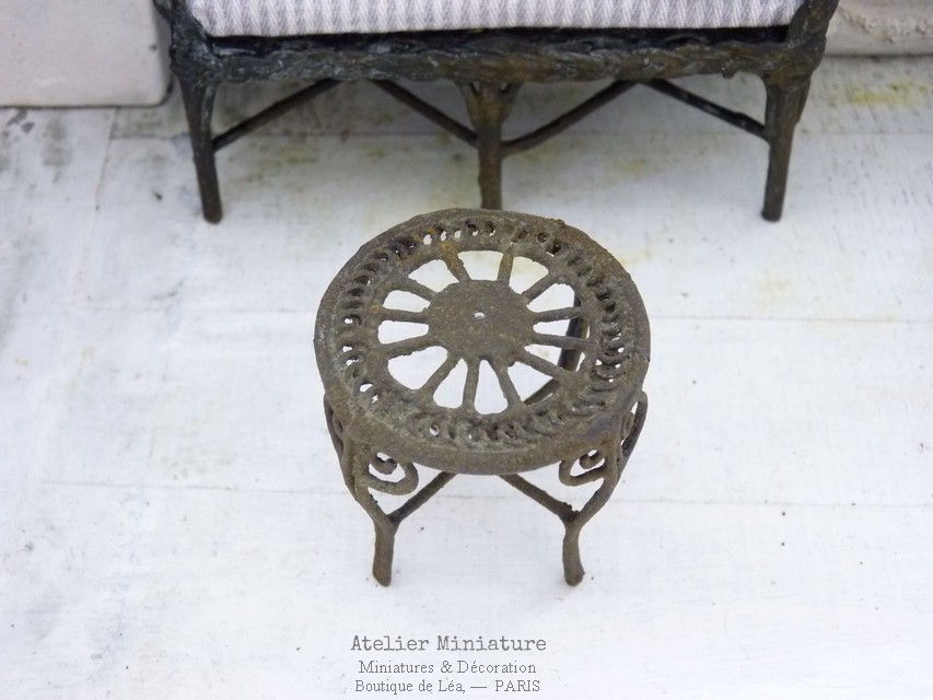 Miniature : Guéridon de Jardin en Métal Rouillé – Maison de Poupée – Échelle 1/12