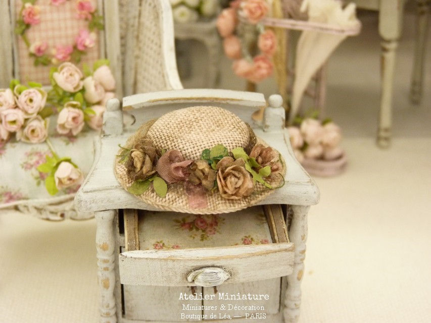 Miniature : Chapeau Miniature Rose, Maison de Poupée, Échelle 1/12