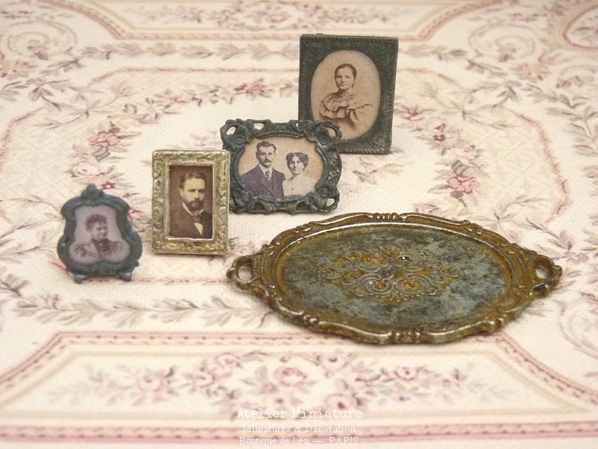 Thumbnail: Plateau Miniature en Métal Rouillé + 4 Porte-Photos, Maison de Poupée