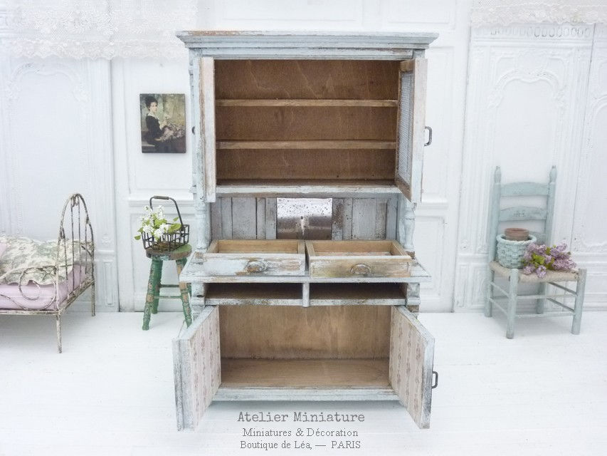 Miniature : Vaisselier Parisien Miniature en Bois, Chippy Shabby Bleu Ciel