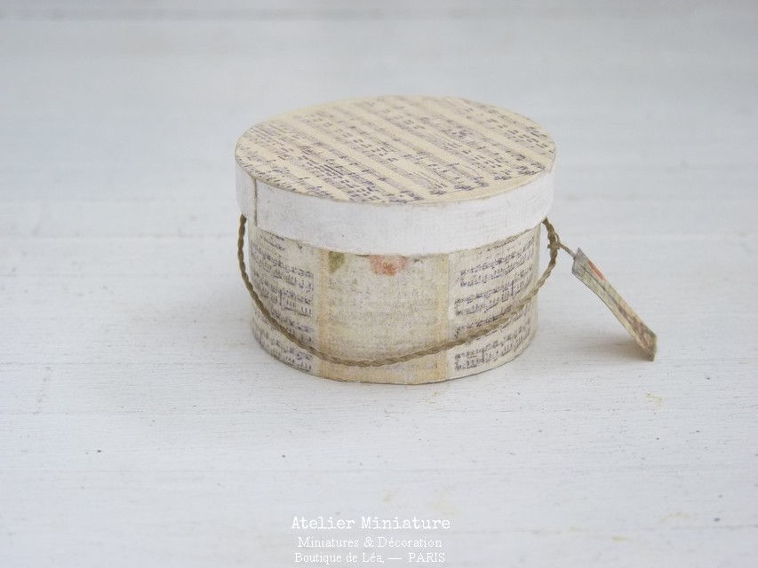 Thumbnail: Boîte à Chapeau Vintage Ronde, Maison de Poupée