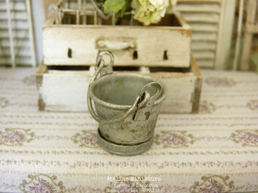 Thumbnail: Seau Miniature en métal, Maison de Poupée, Échelle 1/12