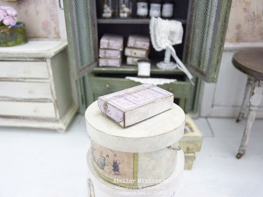 Thumbnail: Boîte de Boutons Miniature, Maison de Poupée, Échelle 1/12