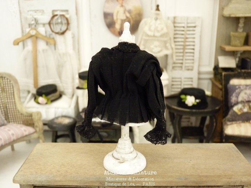 Thumbnail: Veste Noire 1900 sur Buste Blanc, Camée sur Chaîne