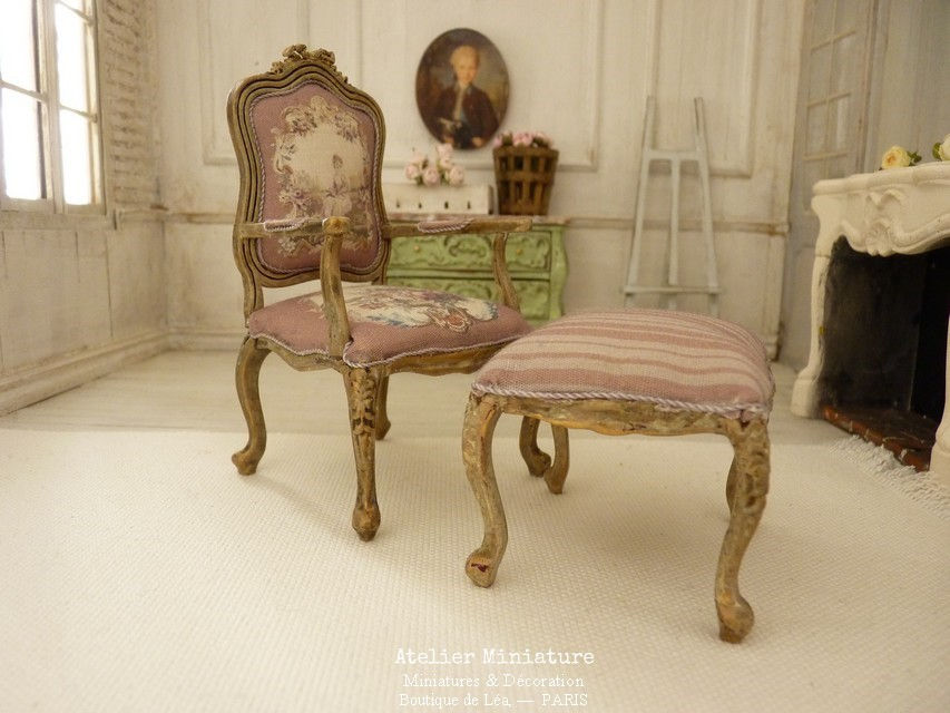 Thumbnail: Fauteuil et Tabouret Louis XV, Mobilier de Maison de Poupée, Échelle 1/12