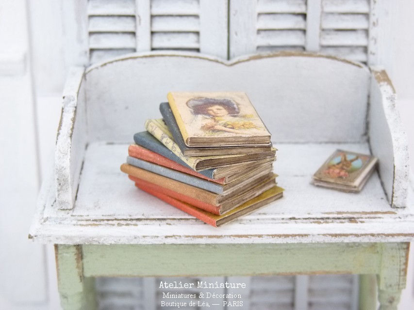 Thumbnail: 9 Livres Miniatures (fermés), Maison de Poupée