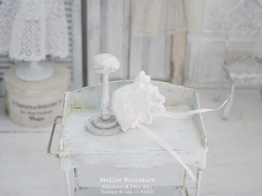 Thumbnail: Bonnet de bébé Miniature + Support, Broderie Anglaise Ancienne, Ruban Blanc
