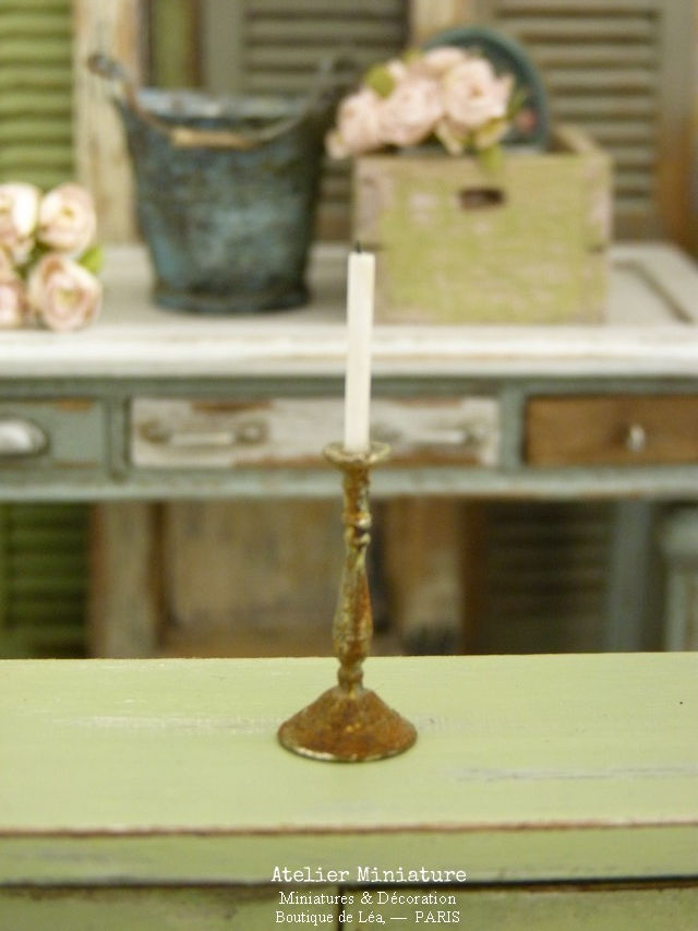 Thumbnail: Paire de Bougeoirs, Métal Vert Rouillé, Maison de Poupée, Échelle 1/12