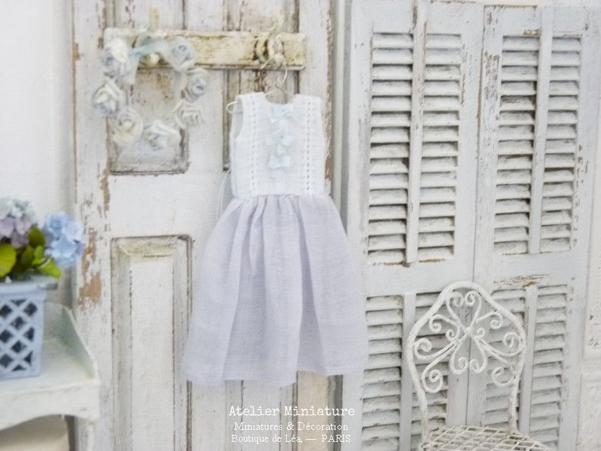 Thumbnail: Robe Bleu Romantique Miniature, Échelle 1/12