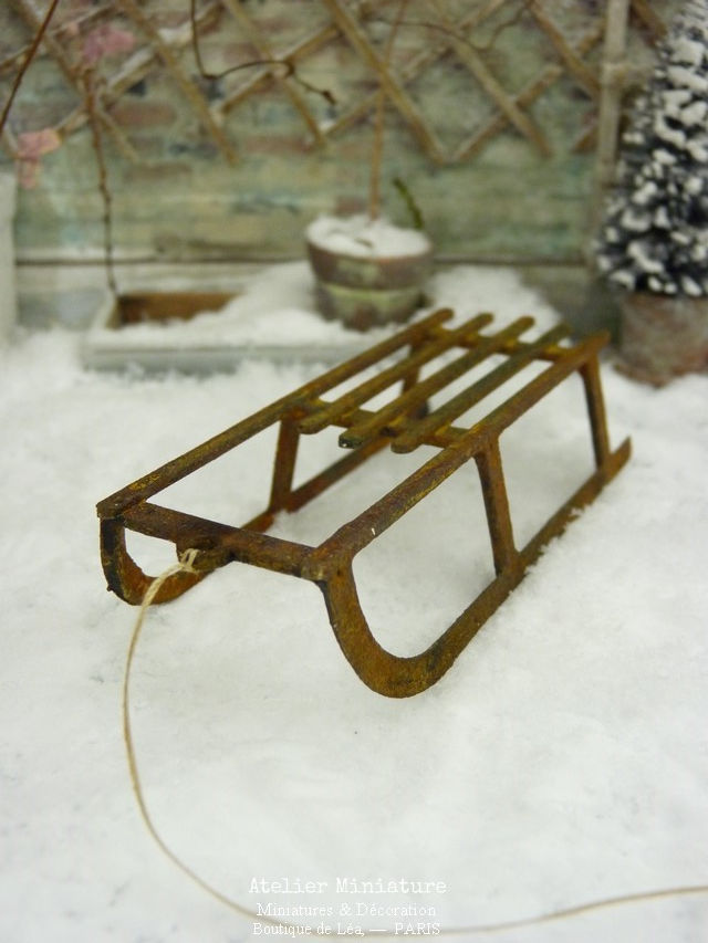 Thumbnail: Luge Miniature Imitation Métal Rouillé, Maison de Poupée, Échelle 1/12