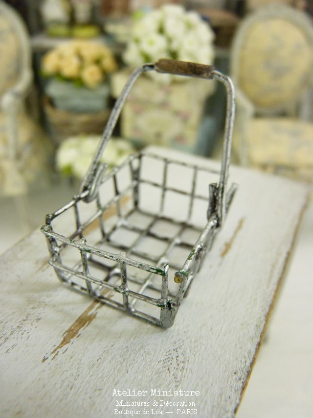 Thumbnail: Panier en Métal, Anse imitation bois, Maison de Poupée, 1/12