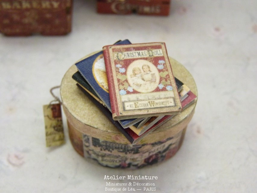 Miniature : Cinq Livres de Poupées (fermés), Miniatures en papier, Échelle 1/12