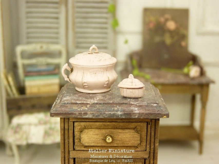 Thumbnail: Pot de Chambre et Boîte Roses, Maison de Poupée, Échelle 1/12