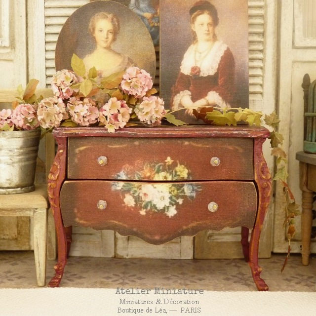 Commode Miniature en Bois, Rouge Bordeaux, Maison de Poupée, 1/