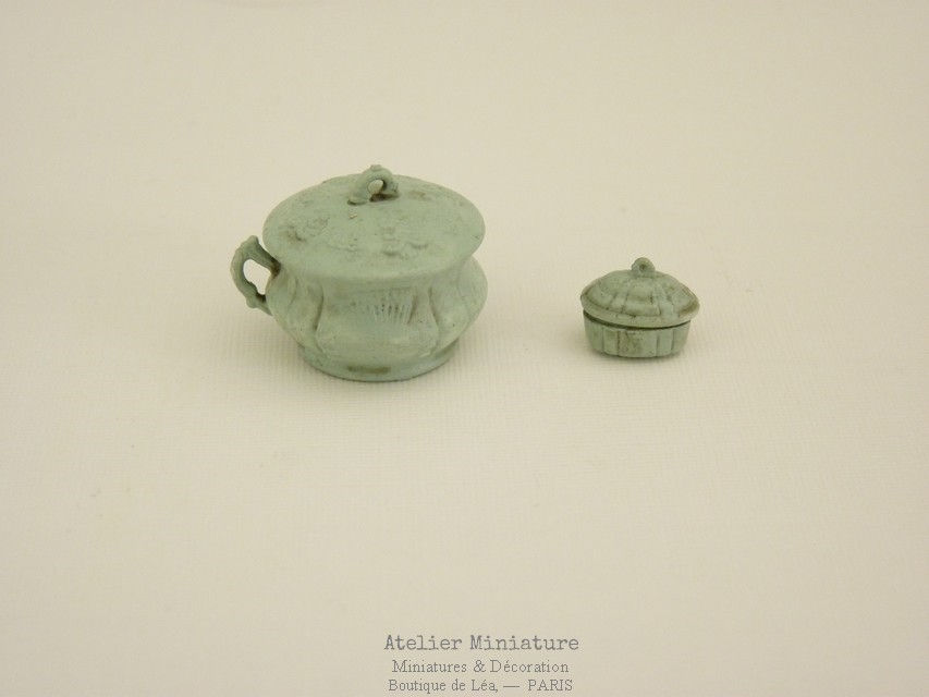Thumbnail: Pot de Chambre et Boîte Vert Amande, Maison de Poupée, Échelle