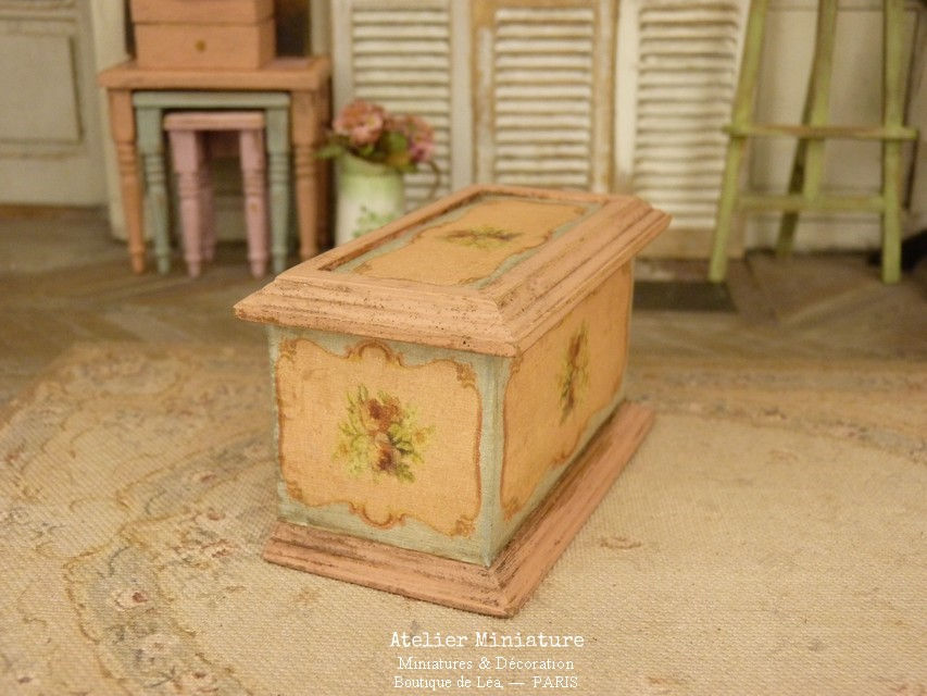 Thumbnail: Coffre Miniature en Bois, Maison de Poupée, Échelle 1/12