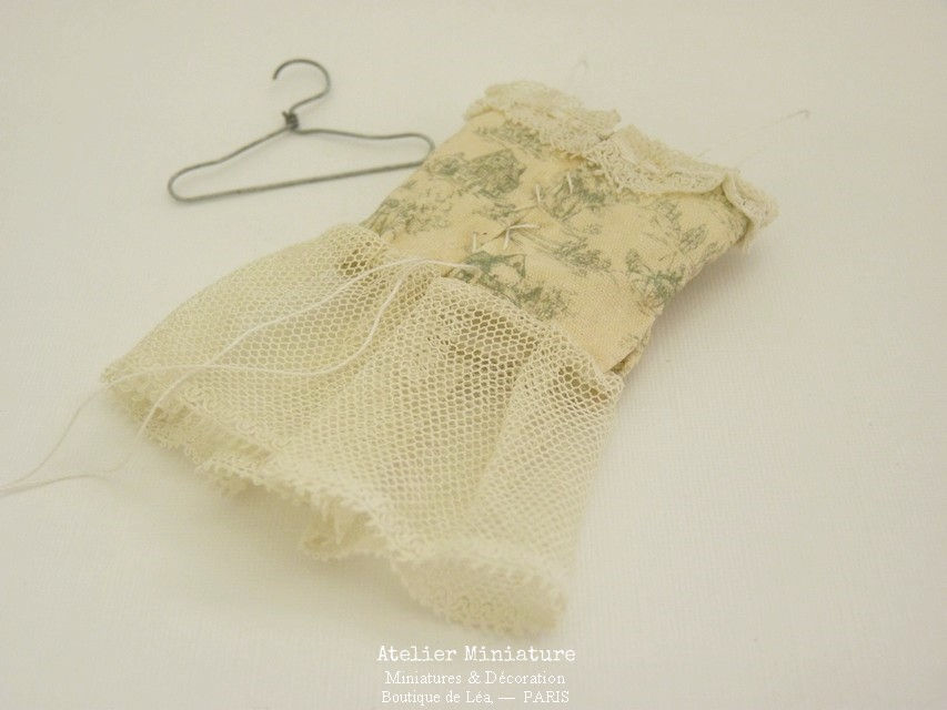 Miniature : Robe Miniature, Toile de Jouy et Dentelle s Anciennes, Échelle 1/12