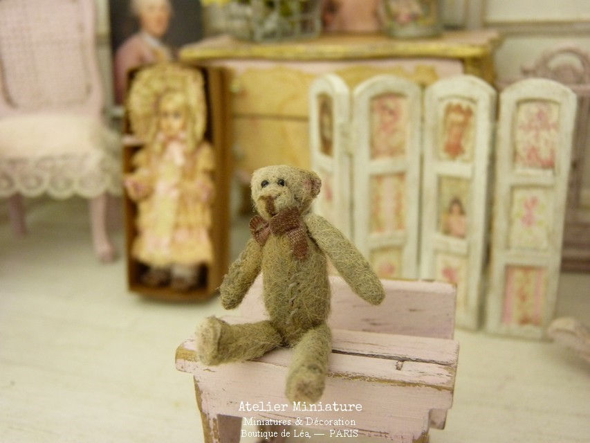 Thumbnail: Ourson brun miniature, Ruban bordeaux vieilli,  Modèle unique, Maison de poupée
