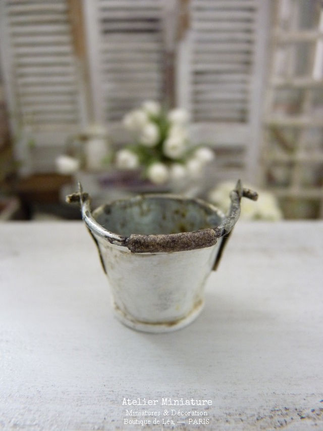 Thumbnail: Seau Blanc Miniature en Métal Rouillé, Maison de Poupée, Échelle 1/12