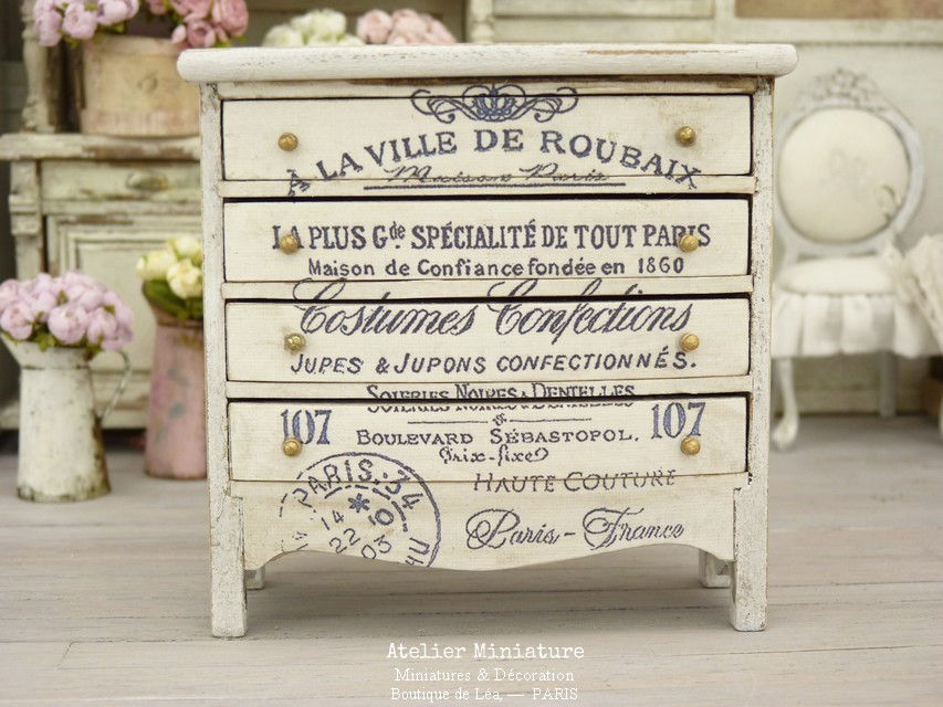 Commode Blanche Brocante Typographie, Décors Imprimés, Maison de Poupée, 1/12