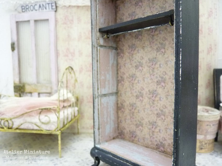 Miniature : Armoire Penderie Miniature en Bois – Mobilier de Maison de Poupée – Éch