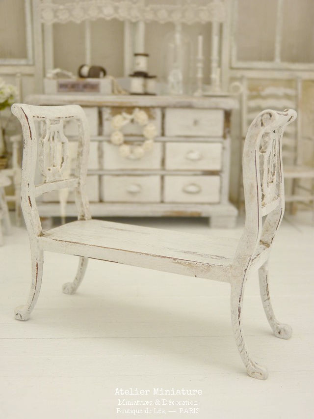 Thumbnail: Banquette Miniature en Bois, Blanc Shabby Chic, Maison de Poupée, Échelle 1/12