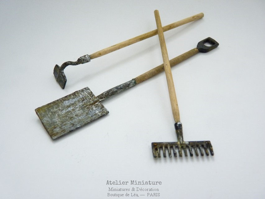 Miniature : 3 Outils de Jardin en Bois Vieilli et Métal Rouillé, 1/12