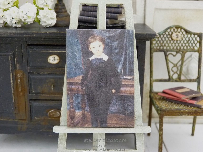 Panneau Miniature en Bois, Garçon en Costume Noir, Col Blanc, Échelle 1/12
