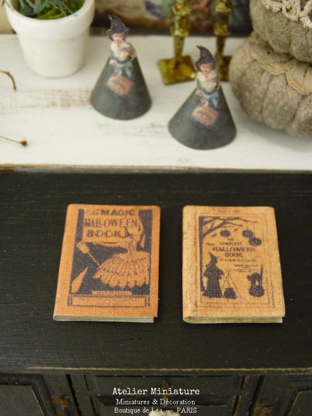 Miniature : 2 Livres Miniatures (fermés), Maison de Poupée, Échelle 1/12