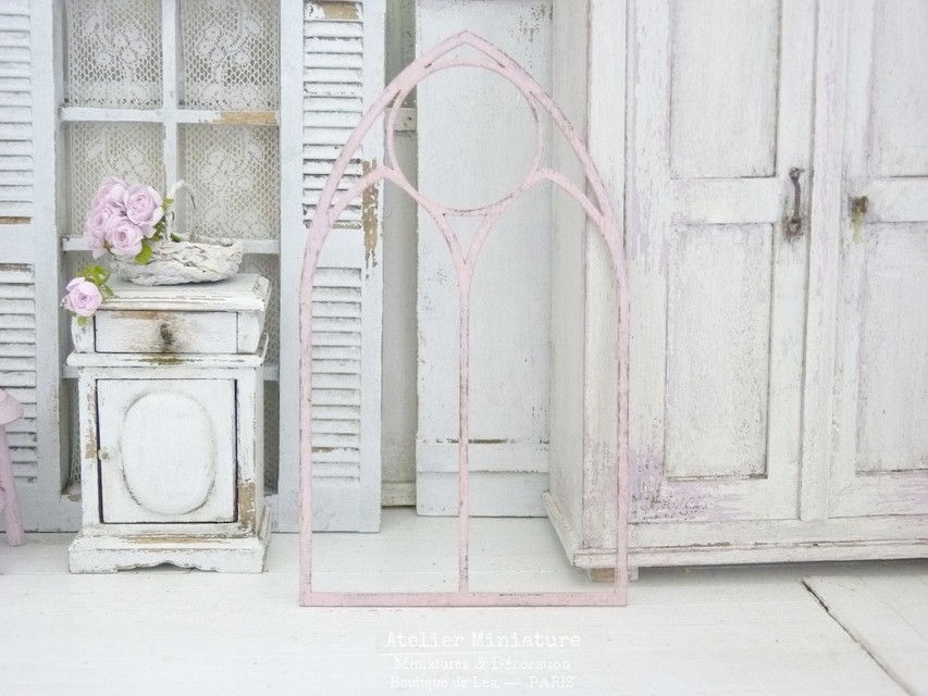 Miniature : Fenêtre Gothique Blanc Shabby Rose, Maison de Poupée, 1/12