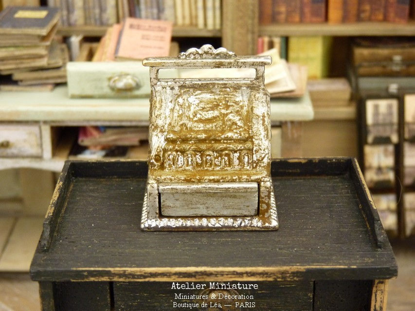 Caisse Enregistreuse Vintage en Métal Rouillé, Maison de Poupée