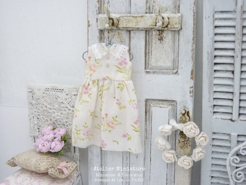 Thumbnail: Robe Romantique Miniature, Coton Liberty et Col en Dentelle, Échelle 1/12