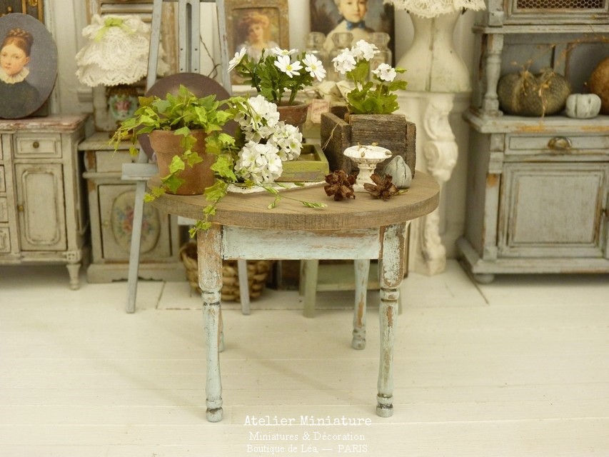 Miniature : Table Ronde Miniature en Bois, Shabby Chippy Bicolore, Échelle 1/12